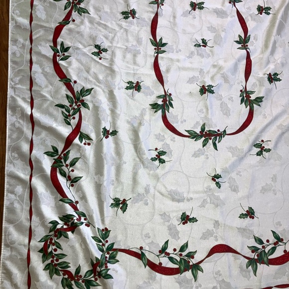 Vintage ivory mistletoe Holly Christmas tablecloth 64 x 50” - Picture 2 of 7